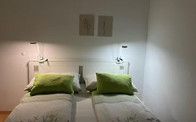 Central Apartment Vienna - AC, WiFi, 24-7 self check-in, Board games, Netflix