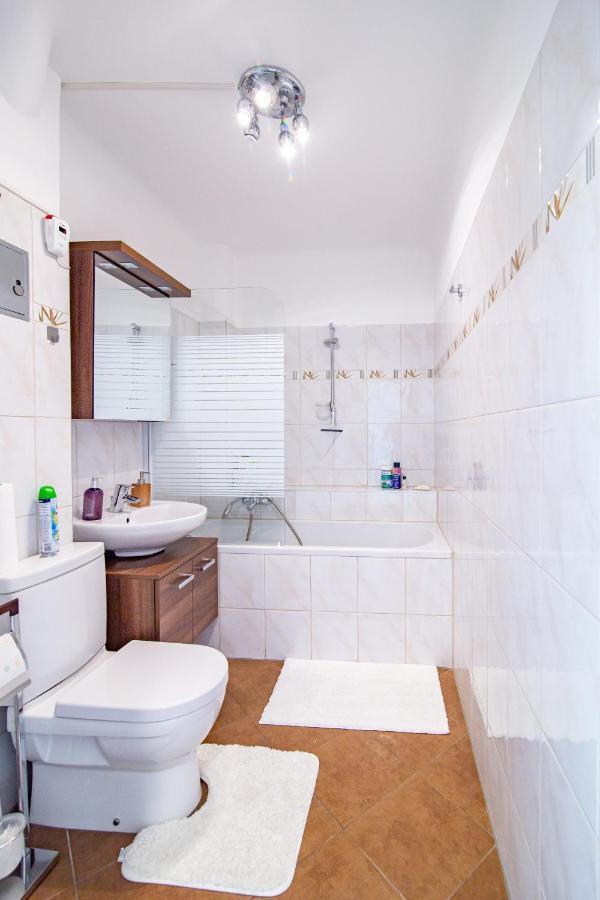 Best Rated Central Apartment Vienna - Ac, Wifi, 24H7Days Self Check-In, Board Games, Netflix Esterno foto